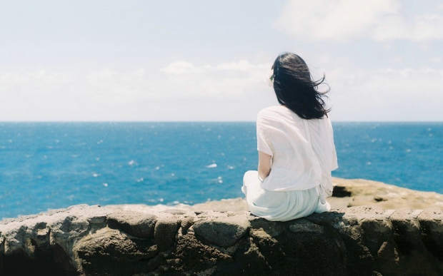 唯美清新的女生和那片海