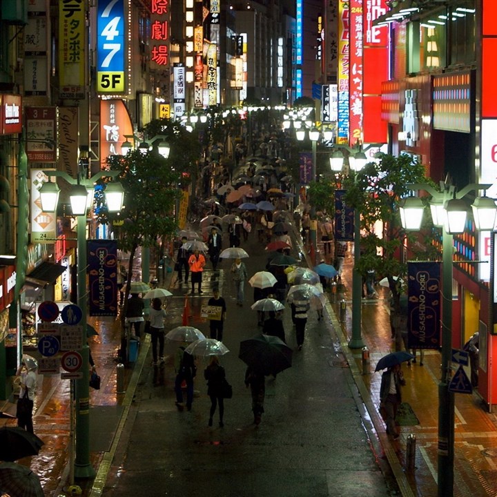 雨中宁静的都市