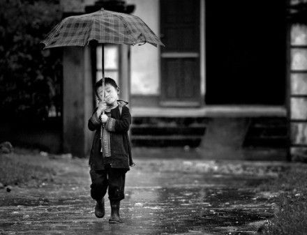 最美不过下雨天 黑白意境图片