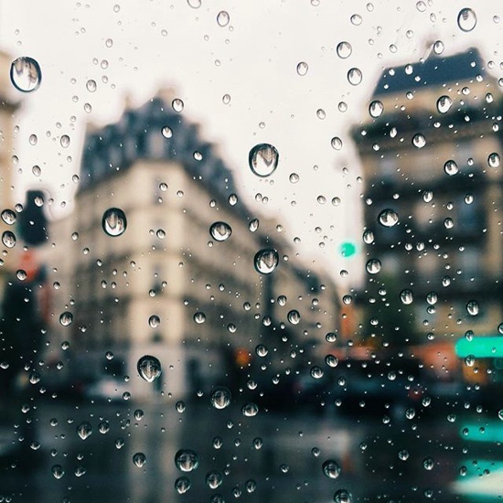 雨中城市街景