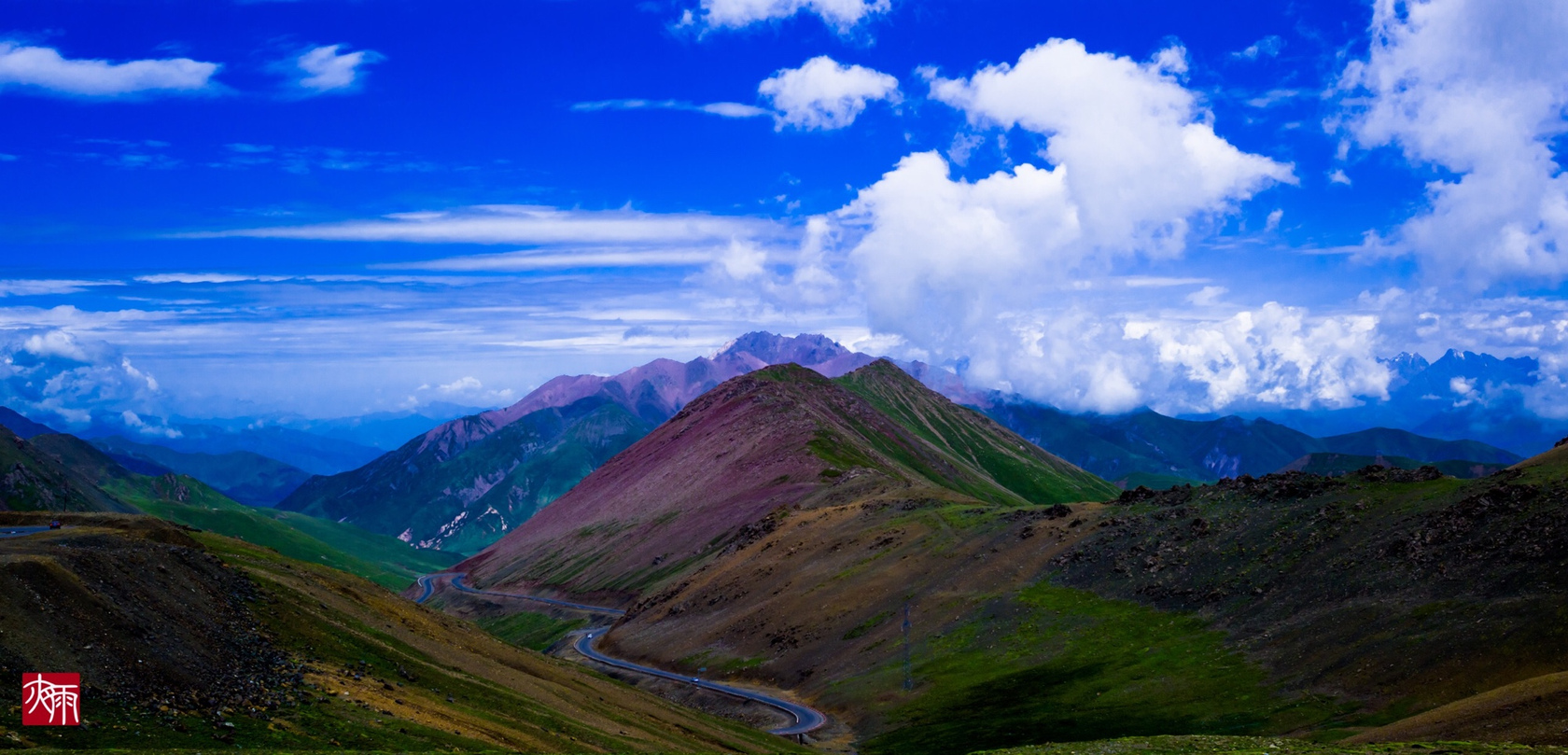 高山,蓝天辉映一体